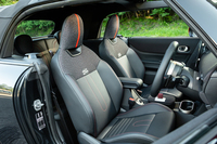 シート表皮はベスキン(合皮)が主体のアニマルフリーの組み合わせ。肩口とヘッドレストにはゴワゴワとした風合いのファブリックが使われる。