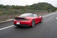 駆動用モーターは8段ATの内部に搭載される。エンジンとの間にクラッチがないためモーターのみでのドライブはできないが、中途半端なEV走行であれば「911」には不要だろう。