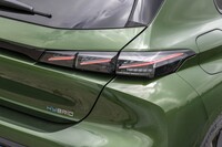 リアコンビランプのデザインは「ライオンの爪あと」がモチーフ。プラグインハイブリッドの試乗車には、ブルーを差し色にした「HYBRID」エンブレムが装着されている。