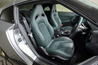 シート表皮は本革とパールスエードの組み合わせ。ボリュームのあるサイドサポートがいい感じ。