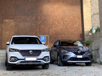 MGの「HS」シリーズ(写真左)は、純ガソリン車とプラグインハイブリッド車の2種が販売されている。