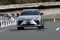 ステアバイワイヤ仕様車を試す。タイヤとステアリング間に機械的な接続を一切持たないため、写真のような段差を越えてもキックバックがない。