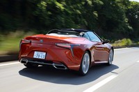 「LC500コンバーチブル」には、官能性を高めるアイテムとして、エンジンの吸気音をキャビン内で共鳴させるサウンドジェネレーターや排気音を強調するバルブが採用されている。一方で、不快なメカニカルノイズを逆位相の音で打ち消すノイズクリーニング機構も備わる。