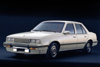 1983年「キャデラック・シマロン」。Jカーに最も熱心だったのは米本国で、最高級のキャデラックを含む全5ディビジョンにモデルをラインナップ。当初のエンジンは兄弟たちと同じ1.85リッター直4 OHVで、ボディーサイズを含め今日までキャデラックの最小モデルである。