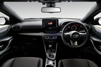 「GRヤリスRS」のインテリア。販売店オプションとして、カーボン調の加飾パネルも用意された。