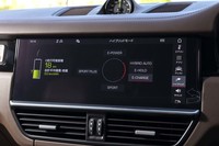 「カイエンEハイブリッド クーペ」では、最長44km(NEDCモード)のEV走行が可能となっている。EV走行時の最高速度は135km/h。