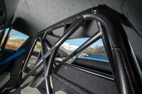 「クラブスポーツパッケージ」にはロールケージや6点式シートベルト、消火器などが含まれている。無償オプションだが、フルバケットシートと同時装着する必要がある。