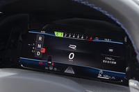 メーターパネルには「R」専用のグラフィックを設定している。