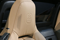 ヘッドレストには35周年記念ロゴのエンボス加工が施される。