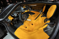 2人乗りとなるキャビンに備わる左右のシートは、カーボンモノコックの「エアロセル」にじか付けされる。