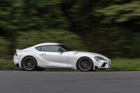 「BMW Z4」と同様にオーストリアのマグナ・シュタイヤーで生産される。Z4にはクーペがなく、「スープラ」にはオープントップモデルがない。