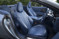 ヘッドレスト一体型のフロントシートにも、滑らかな曲線のステッチが配されている。