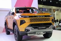 新型は細いヘッドランプを採用し、水平基調の端正なデザインに変わった。