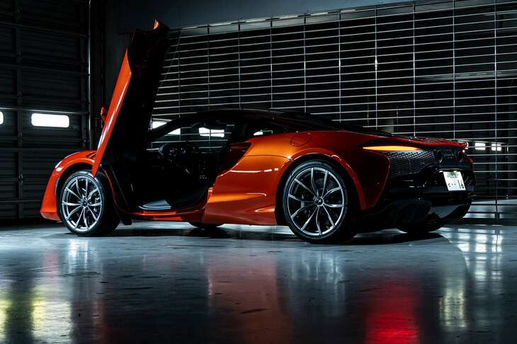 軽さや、ミドシップのスーパースポーツに特有のシート位置からの操作性など、機能性を追求して考案されたディヘドラルドア。「アルトゥーラ」ではよりボディーに沿って開閉するよう、設計が変更された。