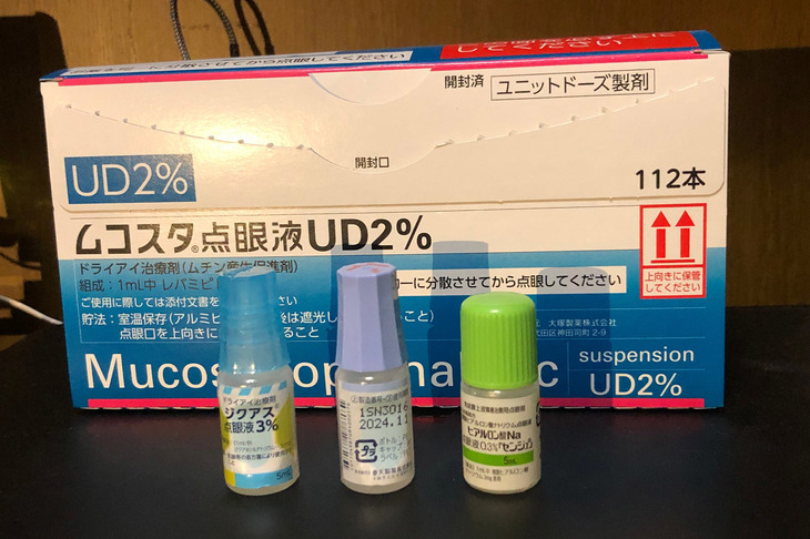 現在処方されている目薬は4種類。「ムコスタ」は本来胃薬として開発されたが、角膜の小さなデコボコを治す効果アリ。これで1カ月分となる(使い切りタイプ)。