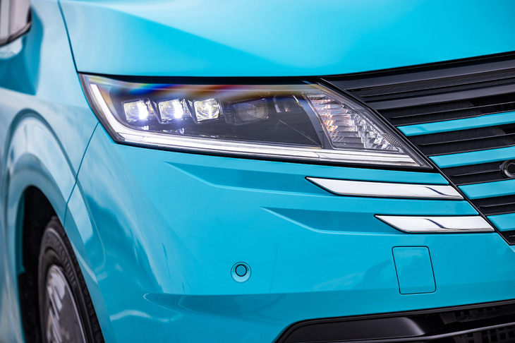 マイナーチェンジ後の「ノート」では、グリルの両脇にグリルバーやスリットと連続性を持たせた模様を入れることで、グラデーション効果を持たせようとしていたが……。その効果はイマイチだ。