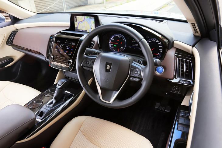 ダッシュボードは大きく高さのあった先代から一転、ドアトリムとの連続性も表現したデザインに改めた。