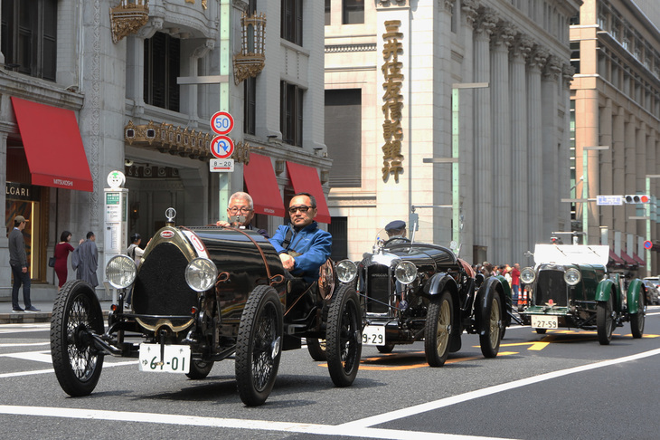 江戸桜通りから日本橋に向かって中央通りを走る参加車両。前出のとおり年式順で、参加43台中最も古い1924年「ブガッティT13ブレシア」を先頭に1929年「アミルカーCGSs」、1930年「アストンマーティン・インターナショナル」が続く。