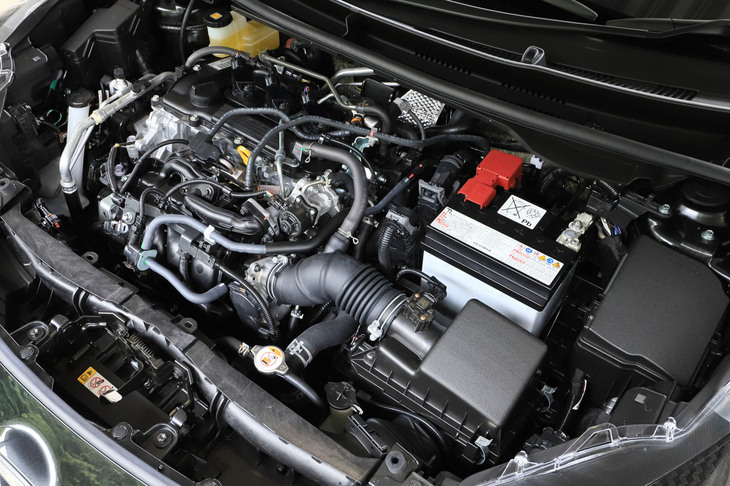 「RS」のエンジンは、標準車の「ヤリス」のMT仕様と同じ自然吸気の1.5リッター直3 DOHC。最高出力120PS、最大トルク145N・mを発生する。