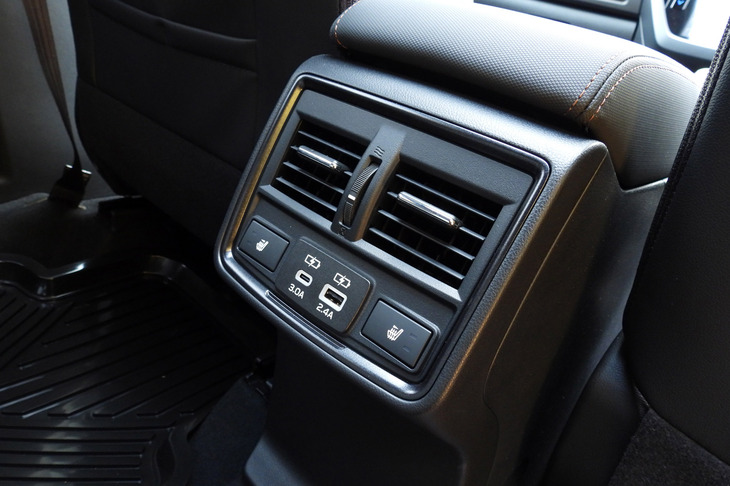 スバル・フォレスター スポーツEX(後席用エアコン吹き出し口&シートヒーター&USBポート)