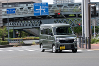 パワーユニットは最高出力64PSのターボエンジン。エンジン縦置き用のCVT(ダイハツが供給)と組み合わせられる。