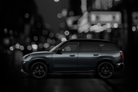 「MINIカントリーマン シャドーエディション」は、最高出力150PS、最大トルク360N・mの2リッター直4ディーゼルターボエンジンを搭載する「MINIカントリーマンD」がベースとなる。