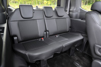 大幅に快適性が向上した3列目シート。背もたれの大型化や座面の肉厚化によって座り心地が改善したほか、遮音材・吸音材の追加採用により、静粛性も向上している。(写真:荒川正幸)