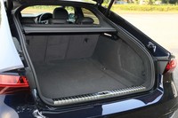 ラゲッジスペースの容量は535リッター。後席の背もたれを倒せば1390リッターにまで拡大できる。