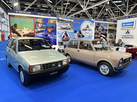 「アウトビアンキ保存会」は、いずれも極上状態の1985年「Y10ファイア」(写真向かって左)と「A112アバルト シリーズ3」(同右)を展示した。