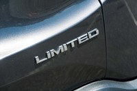 改良型「レネゲード」は、今回テストした「リミテッド」が2019年2月に発売。遅れて4月に「ロンジチュード」「トレイルホーク」が上陸した。