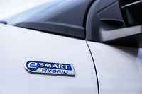 フロントフェンダーに備わる「e-SMART HYBRID」のエンブレム。今回は、運転支援システムや快適装備がフル搭載される最上級グレード「ロッキー プレミアムG HEV」に試乗した。