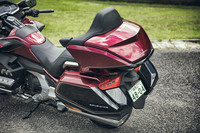 「ツアー」はフルフェイスのヘルメット2個を収納できるリアトランクとサドルバッグを装備。合計で110リッターの収納スペースを確保している。