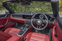 水平基調のインストゥルメントパネルは、往年の「911」のイメージを反映したもの。内装はクラシカルな要素を生かしつつ現代的にデザインされている。