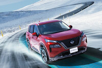 「e-4ORCE」は路面の状況や走行状態に応じて、前後軸の駆動力配分や4輪の制動力を制御。高い悪路走破性や優れたコーナリング性能を実現している。また乗員が前のめりにならないよう駆動力を緻密に制御することで、舗装路での快適性向上にも寄与する。