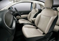 上級仕様のレザーシートは、背もたれや座面が「FIAT」ロゴのモノグラムになっている。