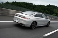 フロント:ストラット、リア:マルチリンクの足まわりにはカメラで前方の路面状況を読み取って電子制御ダンパーをコントロールする「DSアクティブスキャンサスペンション」が使われる。