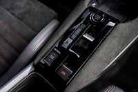 スタートスイッチなどはセンターコンソールにまとめて配置。シフトセレクターやドライブモードセレクターなどは、同セグメントのプジョー/シトロエン車と共通のデザインおよび操作方法となった。