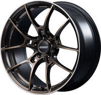 「シャイニングブロンズメタル」と名づけられたカラーが目を引く「ボルクレーシングG025 SZ EDITION」。輝きがありながら陰影を強調する色彩で、G025の美しさを一段と印象づける。