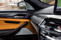 試乗車のダッシュボードやドアの内張りには、オプションの「ダークカーボンアルミトリム」が装着されていた。