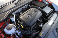 最高出力280psを発生する2リッター直4直噴ターボエンジン。クルマの動力性能向上にともない、タイヤに求められるグリップ性能も、常に向上し続けている。