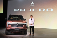 新型「三菱パジェロ」と三菱自動車の岸浦恵介社長。この新型に続いてコンパクトSUV、スモールSUVをリリースし、パジェロシリーズを展開していくと語った。