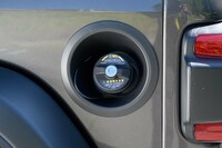 細かいところではフューエルリッドも省略! 上位2グレードでは、ブラックカラーの丸いフューエルリッドが装備される。