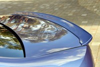 リアは、トランクリッドの後端に控えめなリップスポイラーが装着されている。