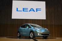 日産の新型電気自動車「リーフ」がお披露目に