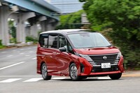 純エンジン車のドライブモードが「STANDARD」「ECO」のみなのに対し、ハイブリッド車では「SPORT」も加えた3種類のモードが用意される。ただし、操作スイッチはダッシュボード右端の下部という、いささか見つけにくいところに設置されている。