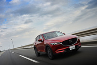 2リッター直4ガソリンエンジンを搭載する「20S」は、「ロードスター」でいうなら1.5リッターユニット搭載モデルに通じる軽快感が持ち味だ。