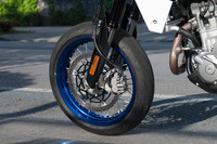 タイヤサイズは前が120/70R17、後ろが140/70R17。チューブタイプのタイヤが装着される。