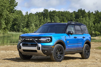 ラダーフレームのシャシーにエンジンを縦置きする本格クロスカントリーモデル「ブロンコ」の弟分となるのが「ブロンコ スポーツ」。モノコックのFFプラットフォームを用いたコンパクトな都市型SUVとして2020年に登場した。