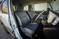 シートには、ボディーカラーに応じてイエロー、アイボリー(写真)、オレンジのパイピングが施される。