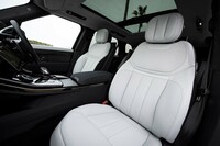 シート表皮は「ウルトラファブリック」。レザーの長所をすべて取り入れたというだけあって、レザーと区別がつかないほどの質感だ。